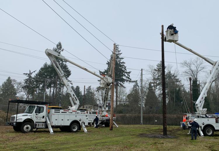 McChord-13.8kV-Switching-Station-pole-connect