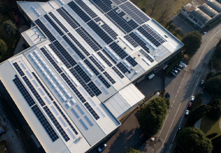 Markt-commercial-building-wth-solar-panels